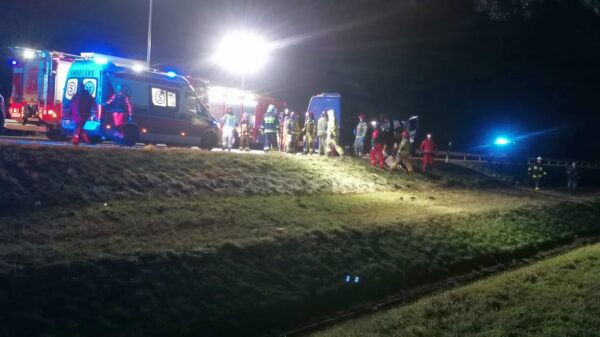Wypadek na autostradzie A4. Kierujący busem wjechał w tira ,7 osób poszkodowanych. Na miejscu lądował LPR.(Wideo)