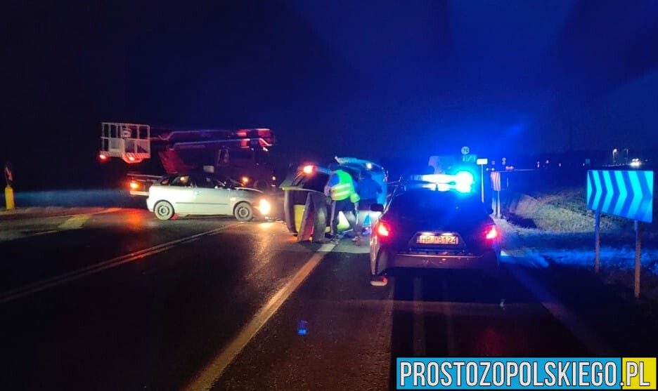 Wypadek na skrzyżowaniu dróg krajowych nr 94 i 39 na wysokości Zielęcic. Dwie osoby trafiły do szpitala.