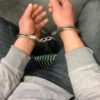 32-latek zatrzymany za posiadanie narkotyków i odzież pochodzącą z kradzieży.