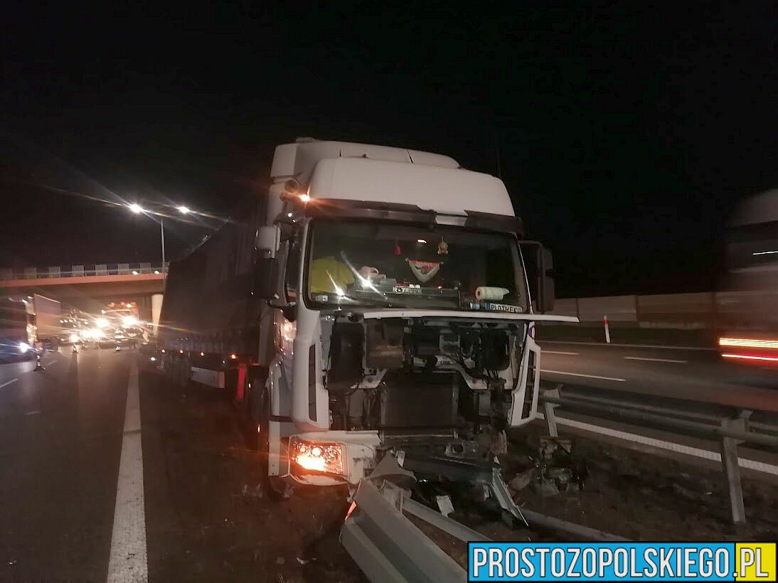 Samochód ciężarowy wjechał w bariery na autostradzie A4.(Zdjęcia)