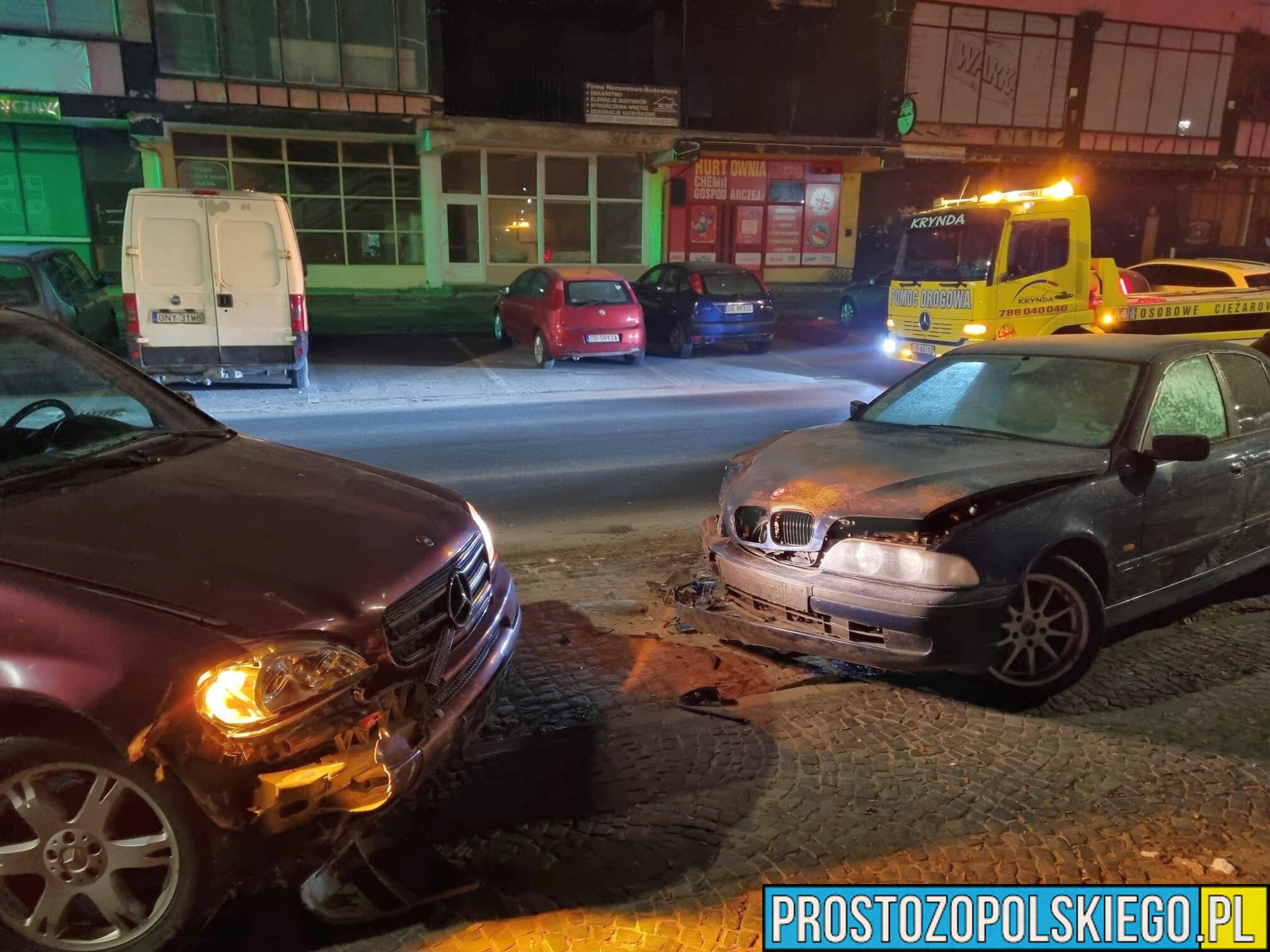 W Brzegu mężczyzna tak cofał busem, że uszkodził 7 zaparkowanych samochodów!