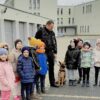 Mali goście z wizytą w komendzie policji w Krapkowicach.(Zdjęcia)