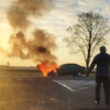 Pożar samochodu na skrzyżowaniu obwodnicy Kuniowa z DK45 .(Wideo)