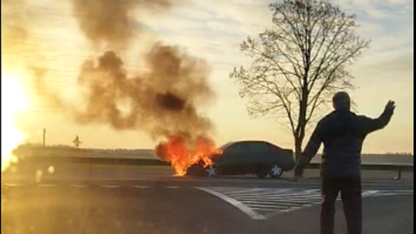 Pożar samochodu na skrzyżowaniu obwodnicy Kuniowa z DK45 .(Wideo)
