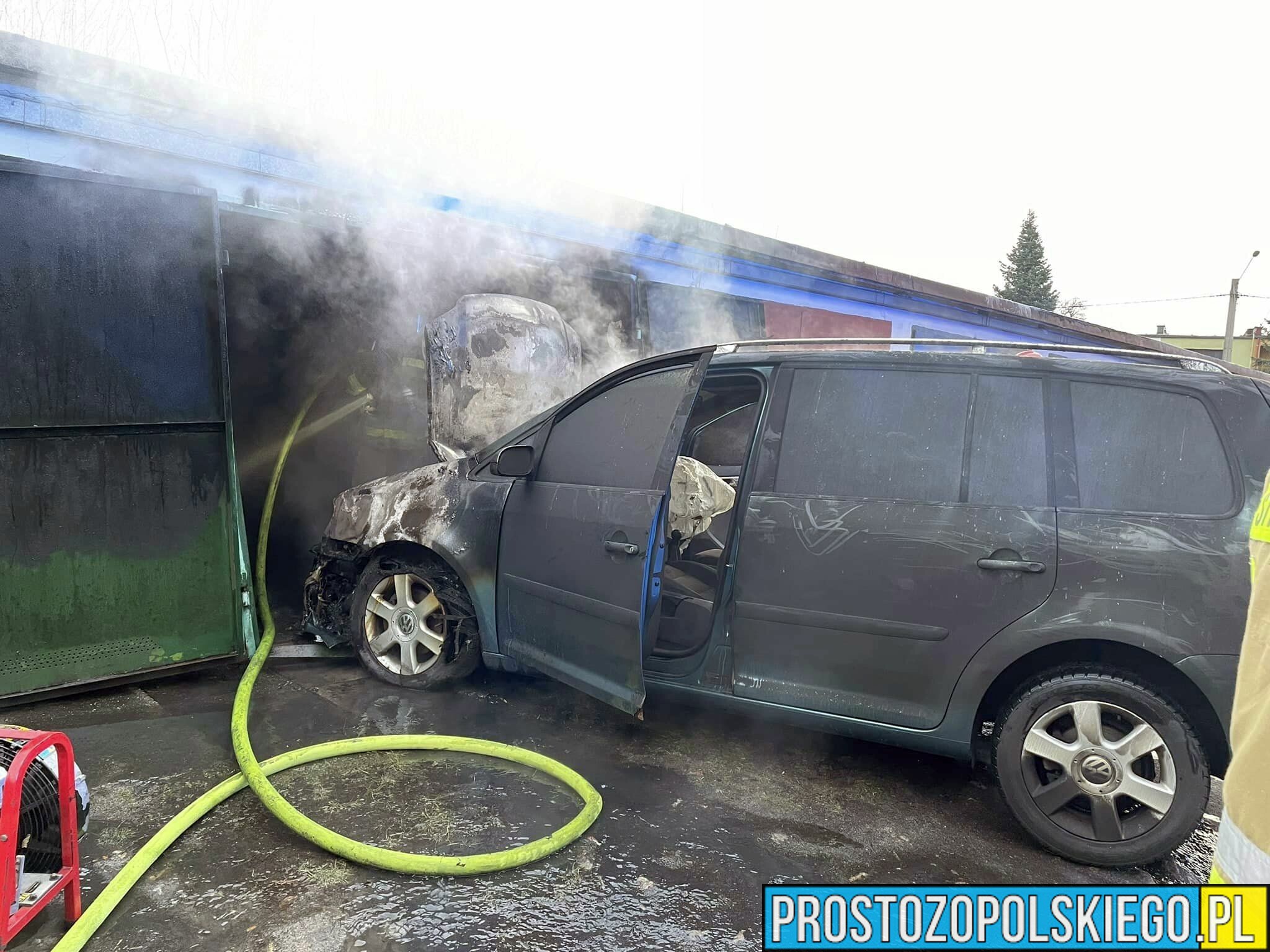 Pożar samochodu w garażu w Zawadzkiem.(Zdjęcia)