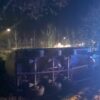 Pojazd ciężarowy typu cementowóz wypadł z jezdni i uderzył w drzewo w miejscowości Żużela.