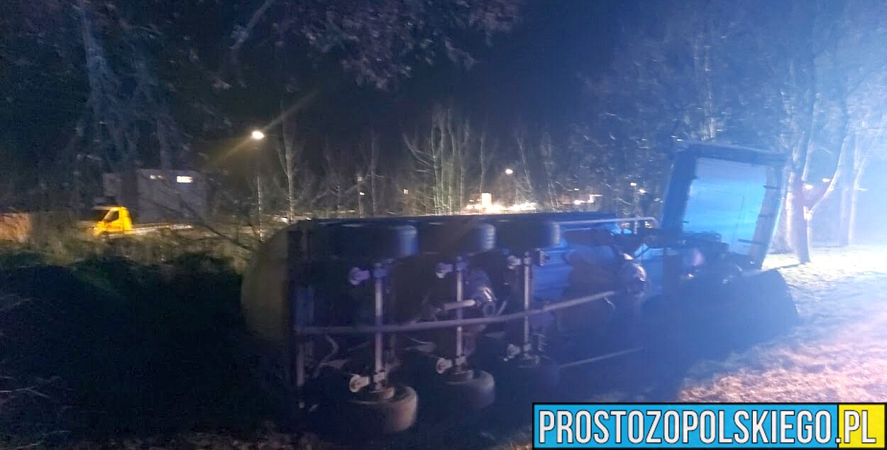 Pojazd ciężarowy typu cementowóz wypadł z jezdni i uderzył w drzewo w miejscowości Żużela.