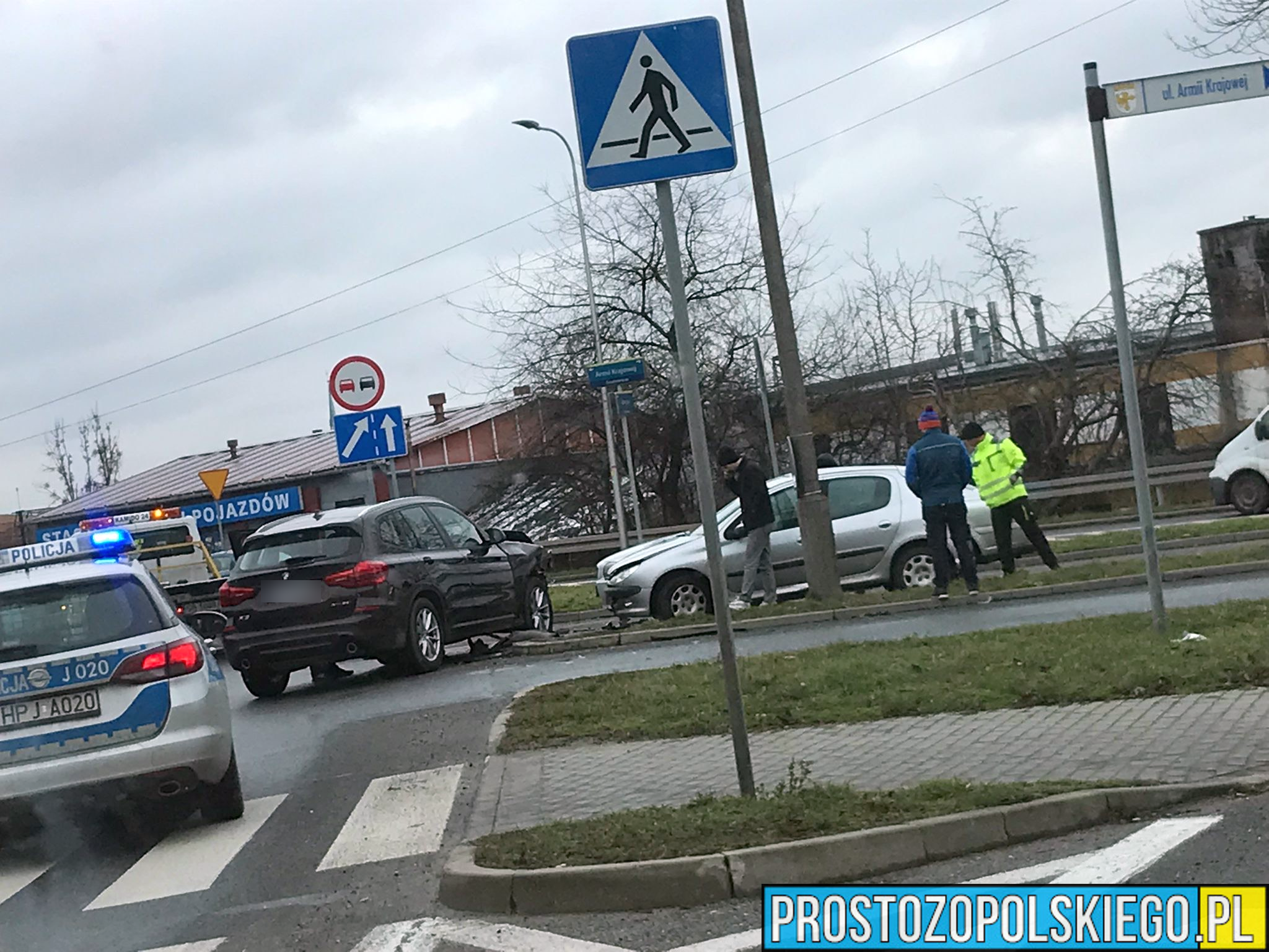 Zderzenie trzech samochodów na skrzyżowaniu ulic Armii Krajowej i Fabrycznej w Opolu.(Zdjęcia)