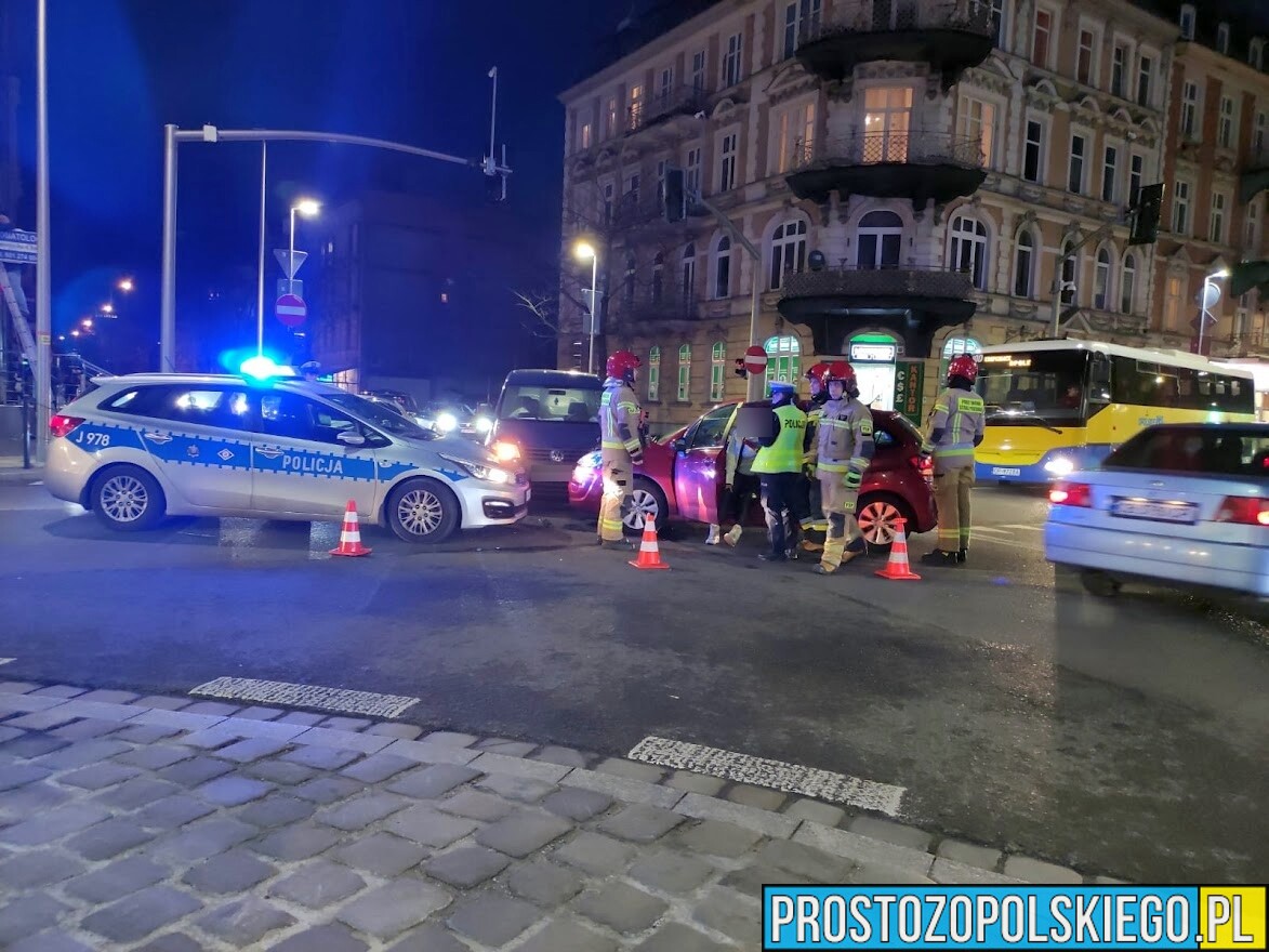 Wypadek na skrzyżowaniu ulic 1-go Maja - Kołłątaja w Opolu.(Wideo)