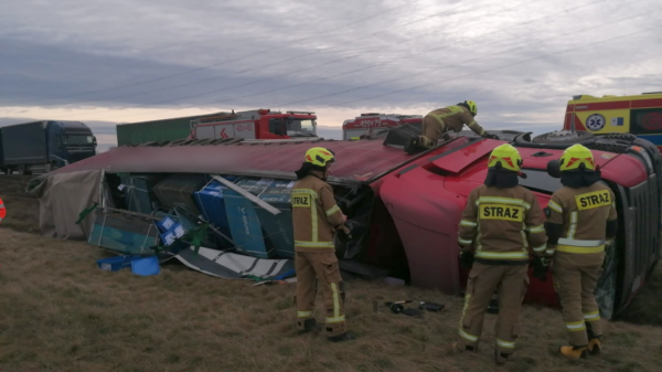 Wypadek ciężarówki na autostradzie A4. Kierowca, obywatel Ukrainy, miał ponad 2 promile. (Zdjęcia)