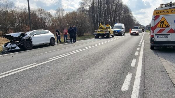 Zderzenie 3 samochodów na DK45 w Jełowej. Poszkodowana kobieta i dziecko. Na miejscu lądował LPR.