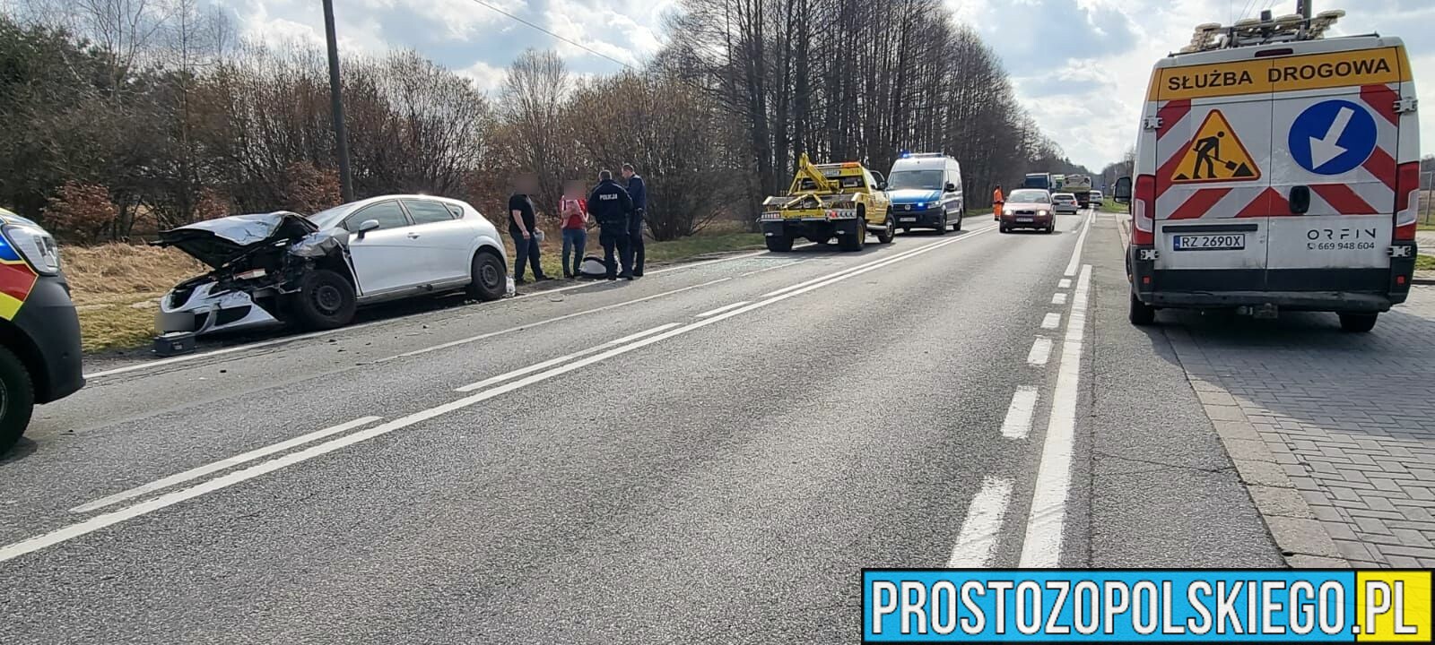 Zderzenie 3 samochodów na DK45 w Jełowej. Poszkodowana kobieta i dziecko. Na miejscu lądował LPR.