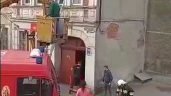 Pożar kamienicy w Prószkowie. Mieszkańcy pomogli w ewakuacji przed przybyciem służb.(Zdjęcia&Wideo)