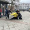 Seniorka przewróciła się na chodniku. Z pomocą przyszli pracownicy Poczty Polskiej. (Zdjęcia)
