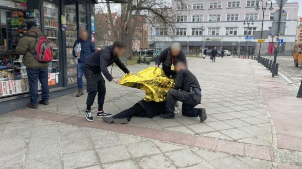 Seniorka przewróciła się na chodniku. Z pomocą przyszli pracownicy Poczty Polskiej. (Zdjęcia)