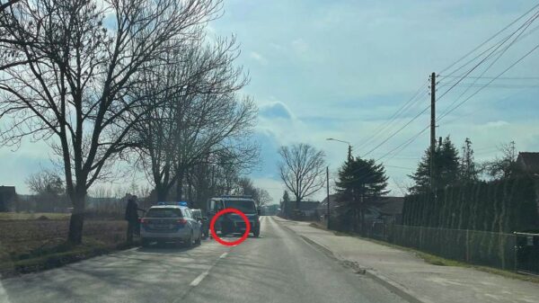 W miejscowości Wydrowice radiowóz wjechał w samochód osobowy.