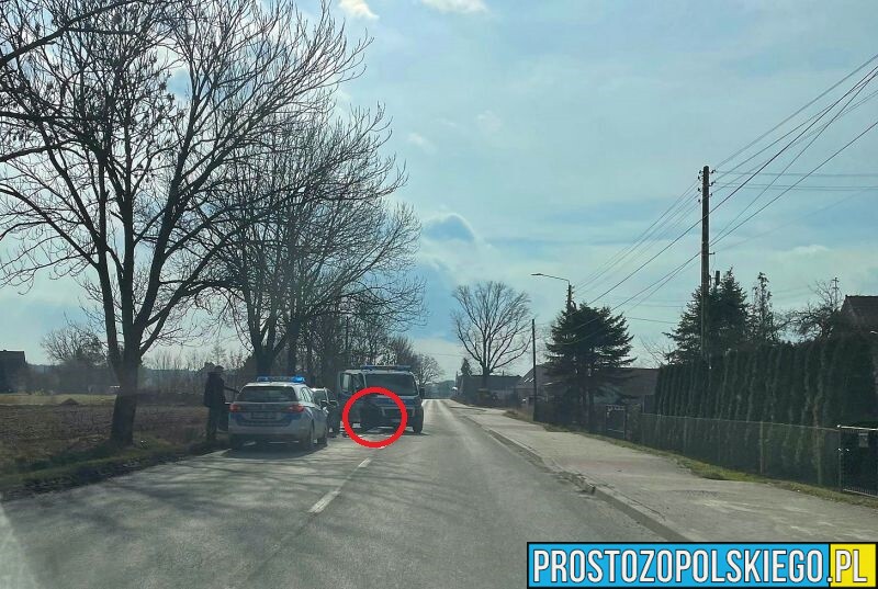 W miejscowości Wydrowice radiowóz wjechał w samochód osobowy.