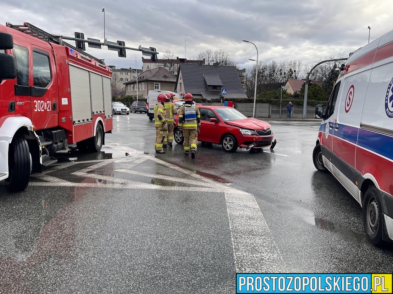 Zderzenie dwóch samochodów na skrzyżowaniu Hallera - Niemodlińska w Opolu.(Zdjęcia &Wideo)