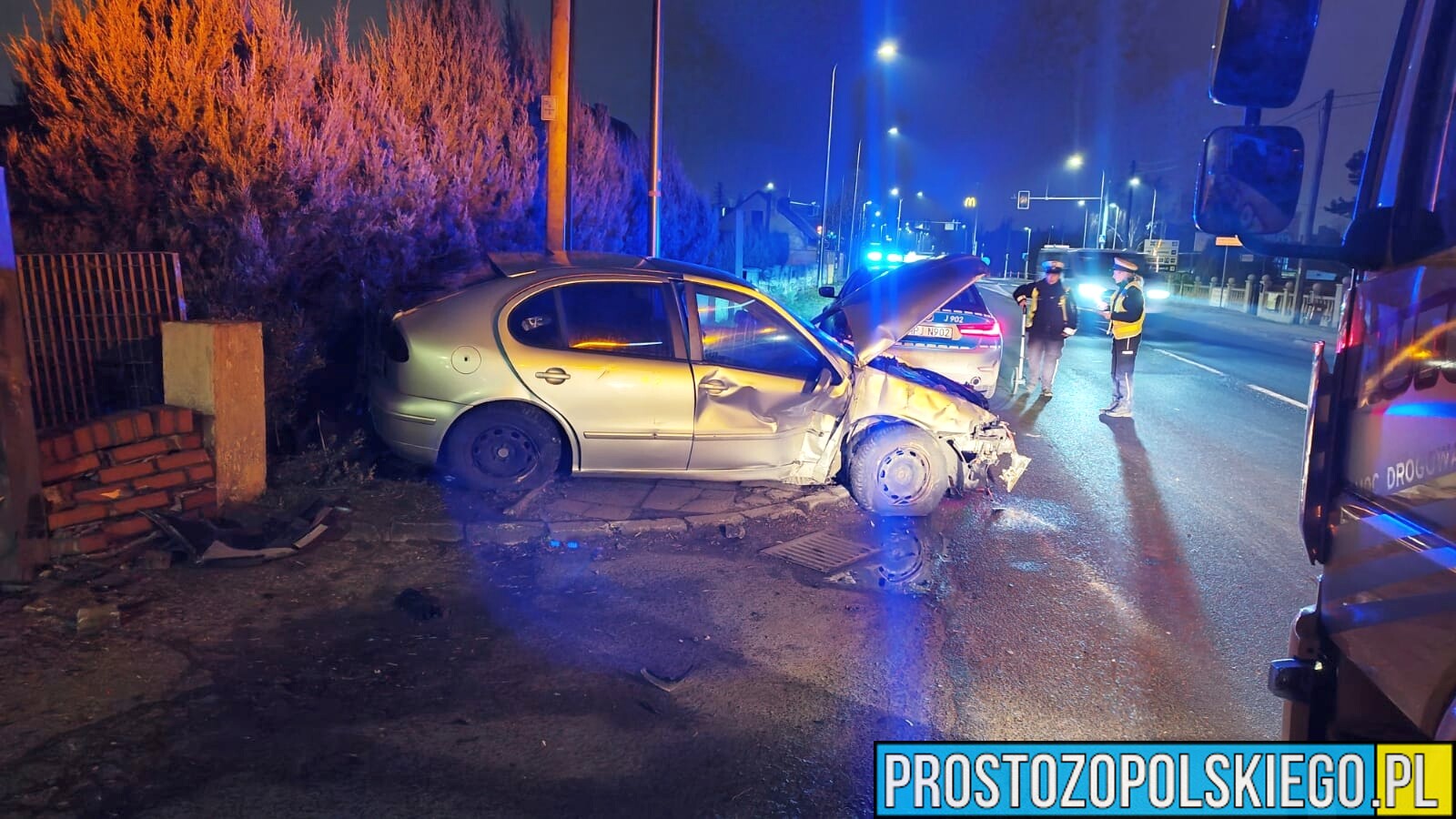 Wypadek na ul. Częstochowskiej w Opolu. Kierujący Seatem staranował ogrodzenie. Jedna osoba trafiła do szpitala.(Zdjęcia)