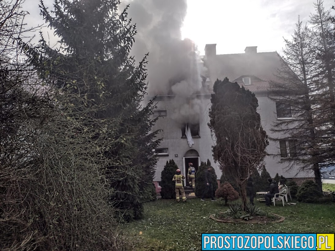 Eksmitowany 74-latek doprowadził do wybuchu w mieszkaniu w Brzegu. Wśród poszkodowanych policjanci i komornik.(Zdjęcia)