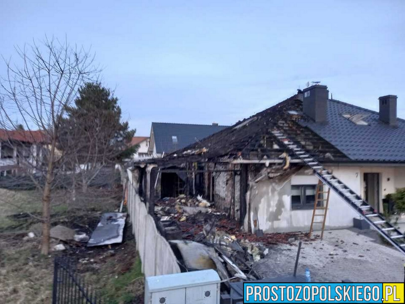 Pożar poddasza w domu jednorodzinnym w Grodkowie. Jedna osoba został poparzona, zabrana do szpitala.