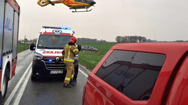 Wypadek pod Namysłowem. 4 osoby trafiły do szpitala. Na miejscu lądował LPR.(Zdjęcia)