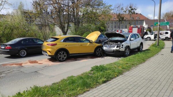 Zderzenie 3 samochodów na ul.Hallera w Opolu.(Zdjęcia)