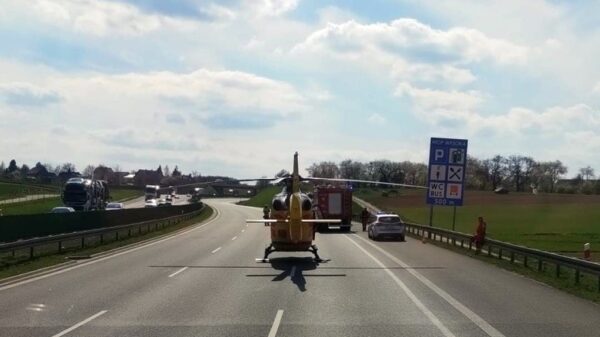 Na autostradzie A4 kierujący samochodem wjechał w bariery. Na miejscu lądował LPR.(Wideo)