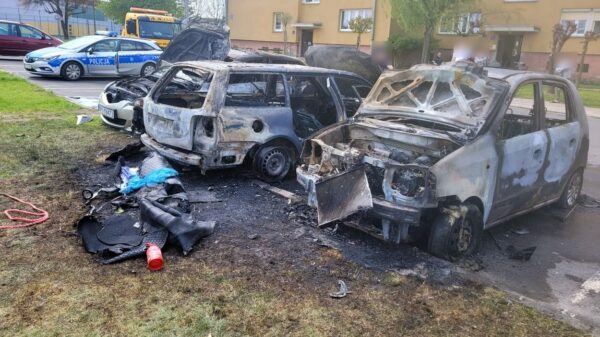 Pożar 4 samochodów na parkingu w Tułowicach.Mężczyzna w aucie miał włączoną farelkę
