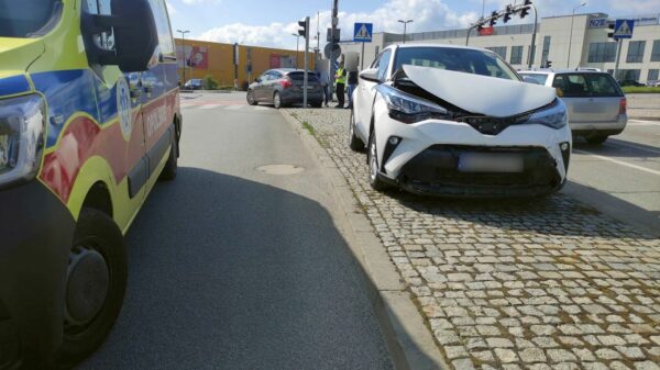 Zderzenie dwóch aut na skrzyżowaniu ulic Horoszkiewicza ,a Ozimska w Opolu.(Zdjęcia)