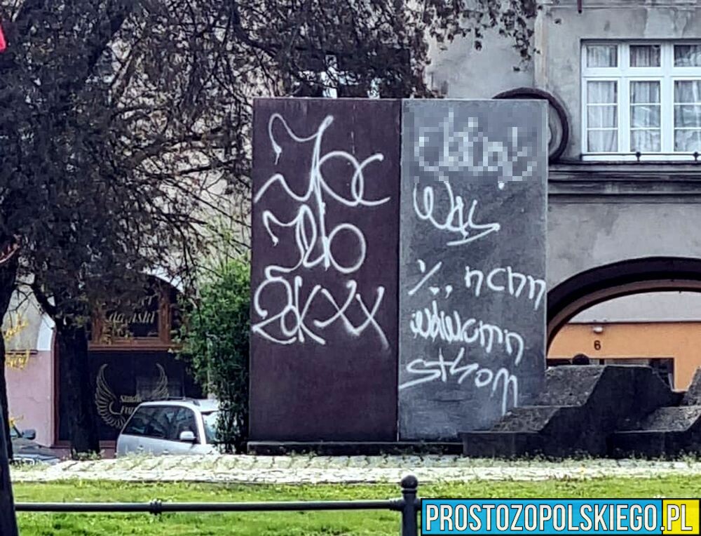 Policjanci z Prudnika zatrzymali 28-latka, który farbą w sprayu zdewastował pomnik ku czci Żołnierzy Polskich.