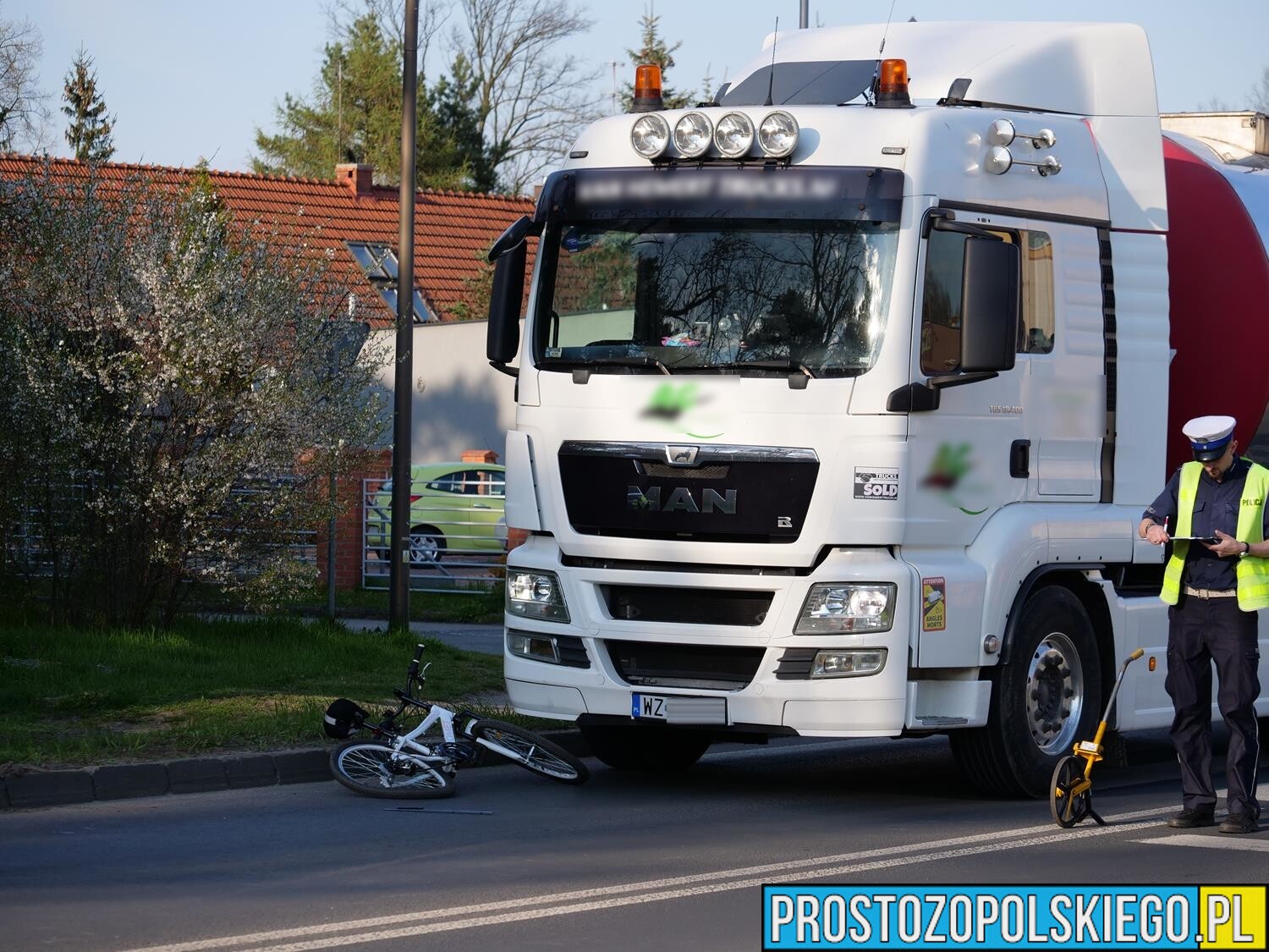 Ciężarówka potrąciła 16-latkę w Kędzierzynie Koźlu. Na miejscu lądował LPR.(Zdjęcia)