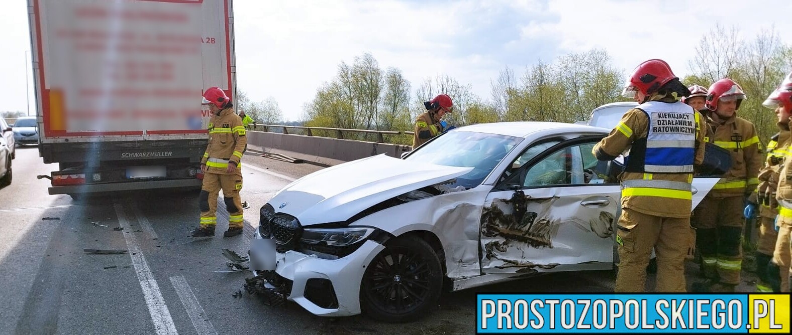 Wypadek na obwodnicy Opola. Doszło do zderzenia bmw z ciężarówką. Jedna osoba została poszkodowana.