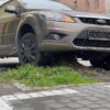 Kierujący autem najechał na wystający konar na miejscu parkingowym w centrum Opola.(Zdjęcia&Wideo)