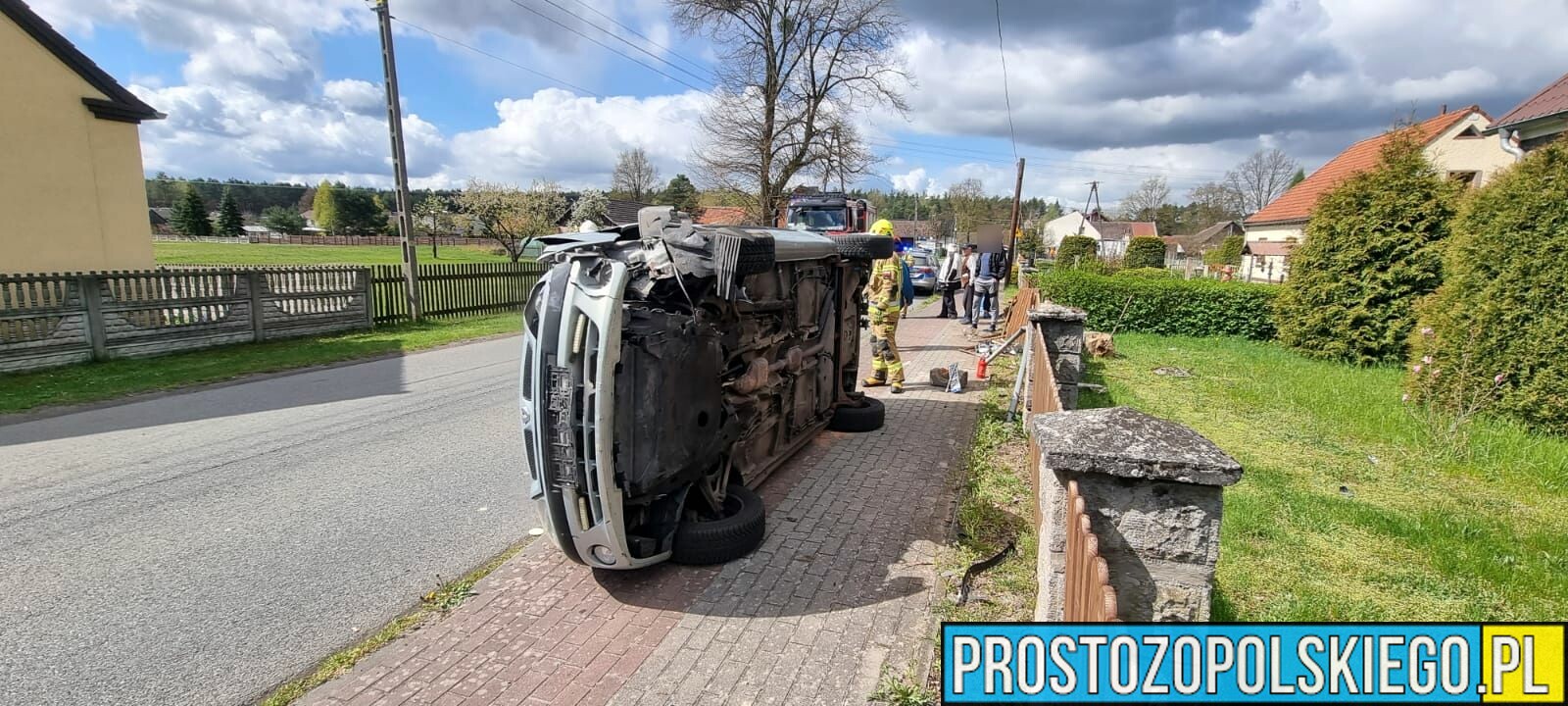 67-letni kierowca nie dostosował prędkości i uderzył w ogrodzenie w miejscowości Ładza, w powiecie namysłowskim.