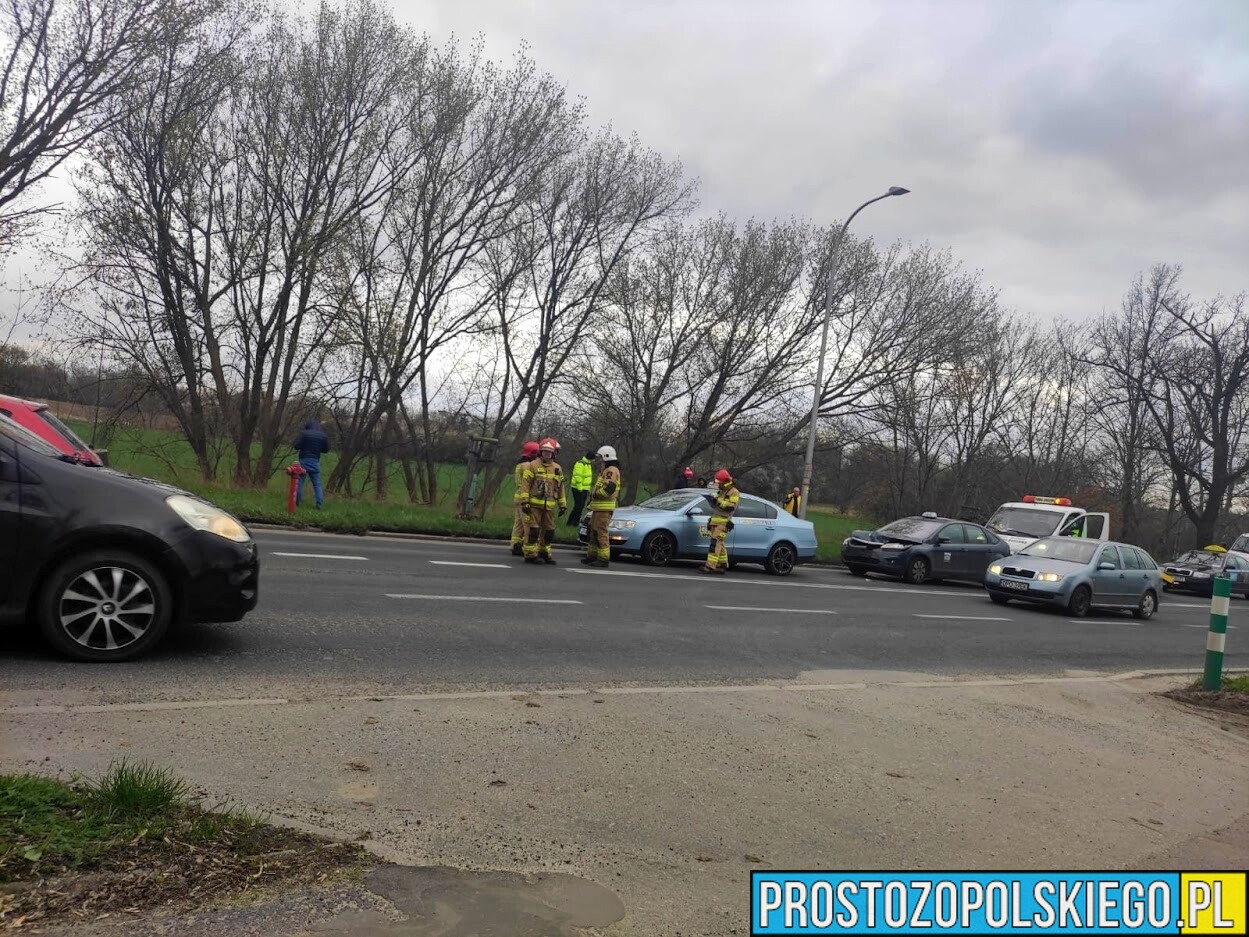 Zderzenie dwóch taksówek na ul. Wrocławskiej w Opolu koło komisów samochodowych.(Zdjęcia&Wideo)