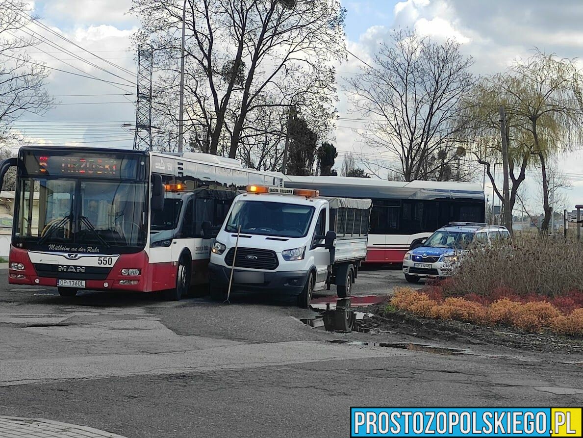 Zderzeni autobusu MZK z samochodem służby drogowej w Opolu.(Zdjęcia)