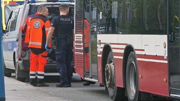 Służby ratunkowe przyjechały w ostatniej chwili. Kobieta chciała rzucić się pod koła autobusu.(Zdjęcia)