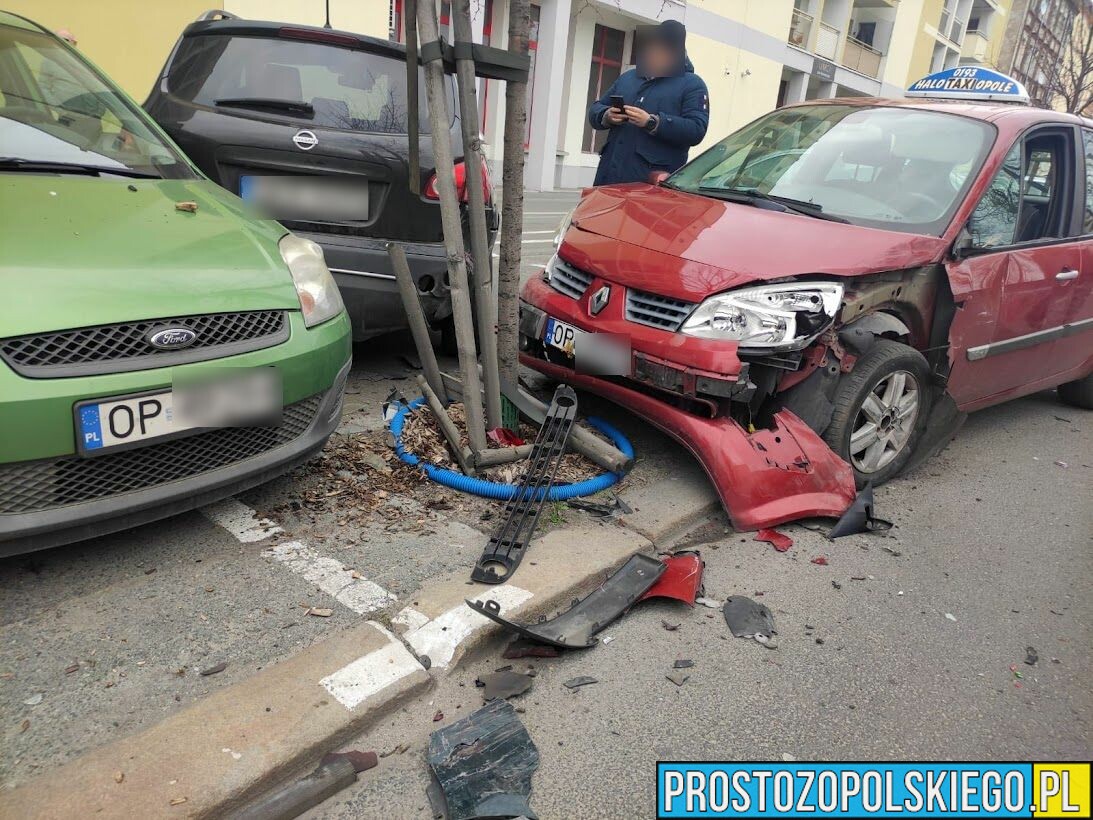 Taksówkarz doprowadził do zderzenia, a następnie wjechał w zapakowane auta na Armii Krajowej w Opolu.(Zdjęcia)Taksówkarz doprowadził do zderzenia, a następnie wjechał w zapakowane auta na Armii Krajowej w Opolu.(Zdjęcia)