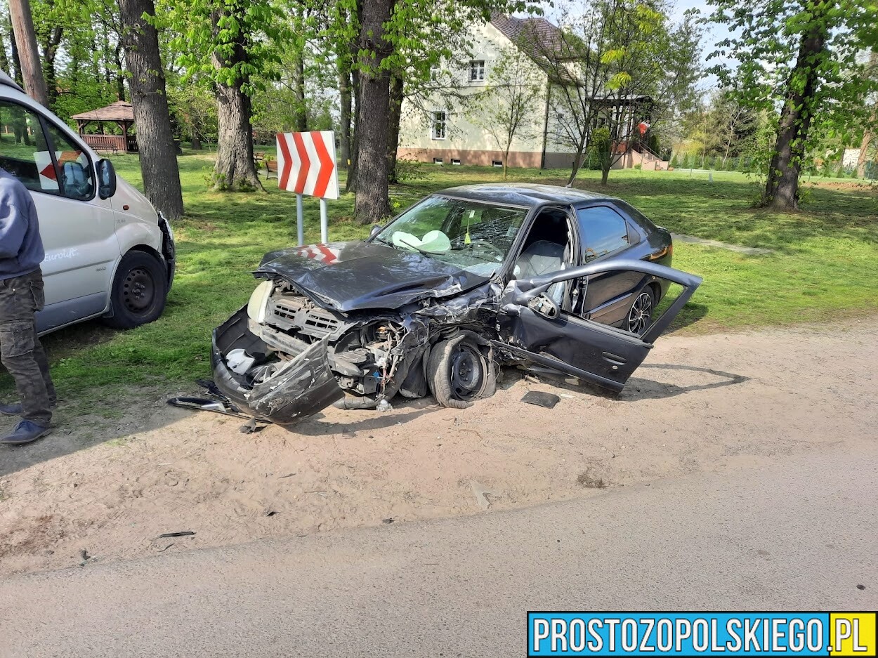 Czołowe zderzenie dwóch samochodów w Zdziechowicach w powiecie oleskim.(Zdjęcia)