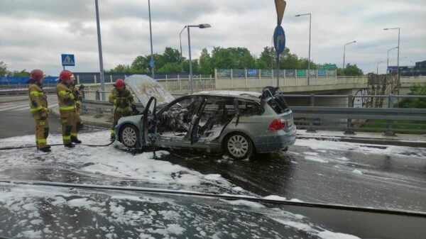 Pożar samochodu BMW na wiadukcie w Opolu.(Zdjęcia&Wideo)
