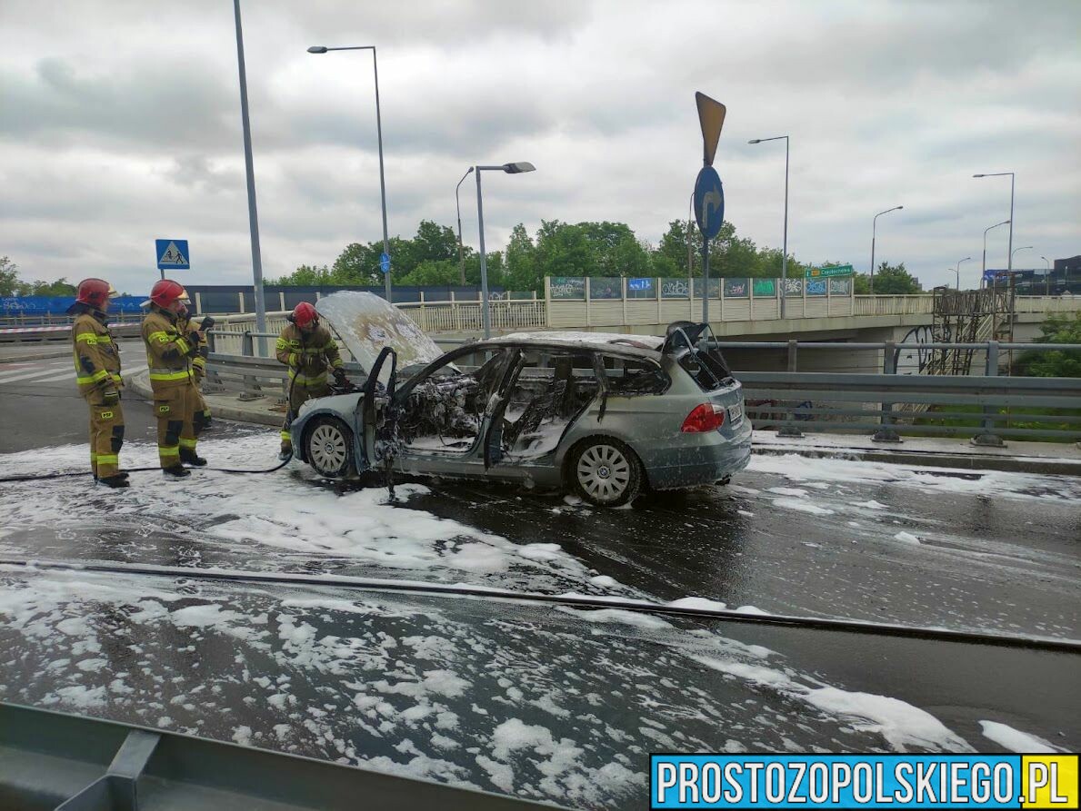 Pożar samochodu BMW na wiadukcie w Opolu.(Zdjęcia&Wideo)