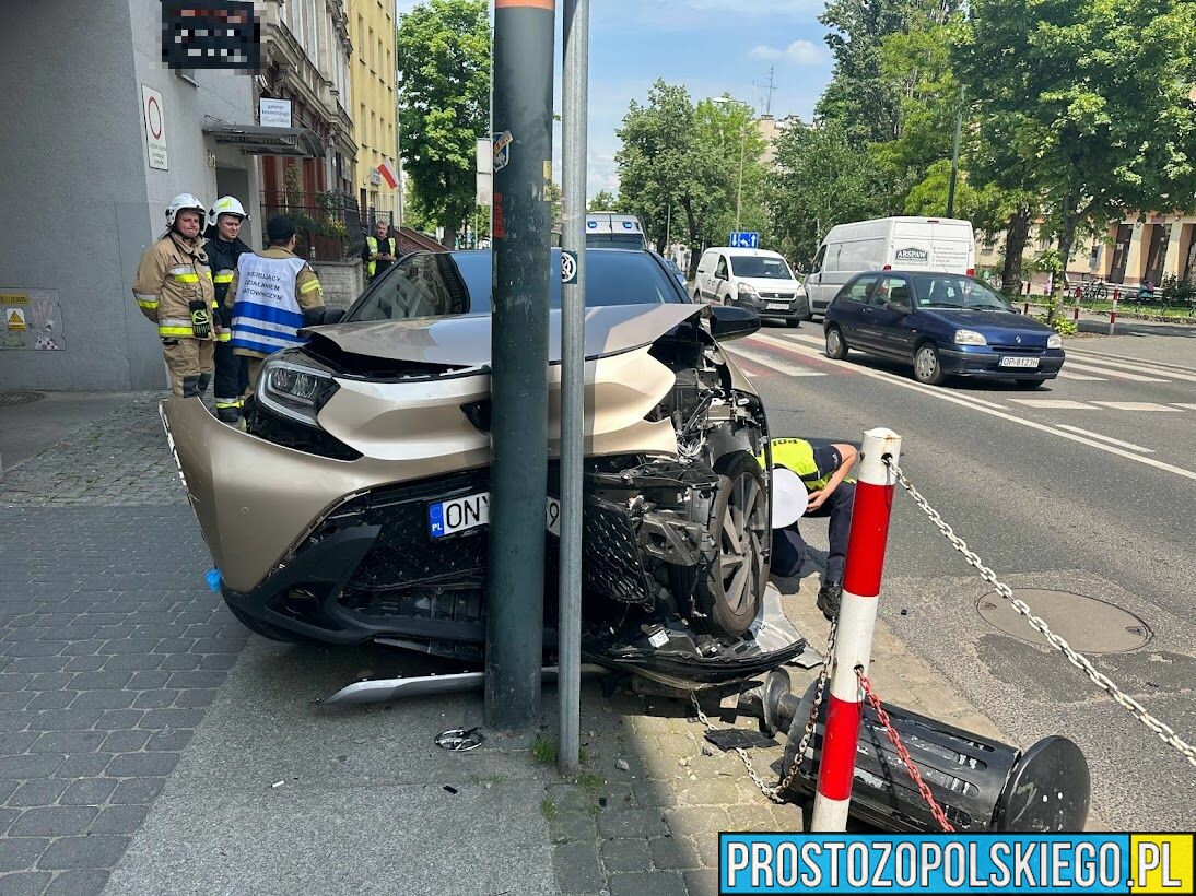 Wypadek na ul. Sienkiewicza w Opolu. 88-latek uderzył autem w latarnię.(Zdjęcia)