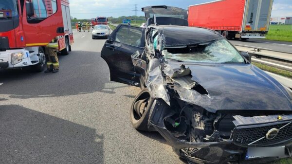 Wypadek na opolskim odcinku autostrady A4.Zderzenie volvo z samochodem dostawczym.(Zdjęcia)