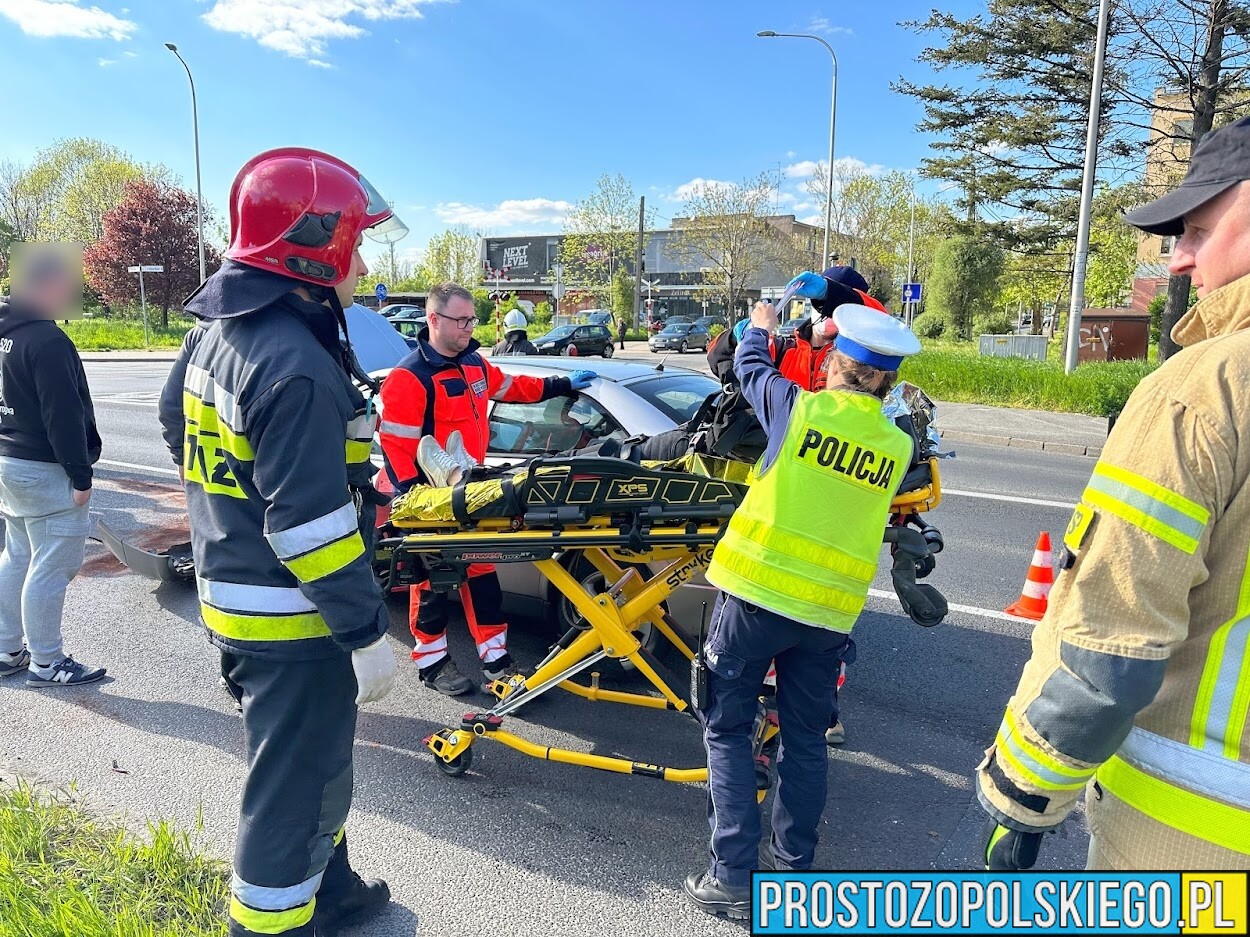 Zderzenie 3 samochodów w centrum Opola. Jedna osoba została poszkodowana i zabrana do szpitala.
