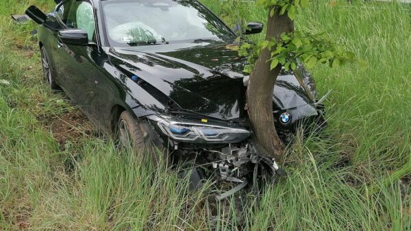 Zderzenie BMW z Passatem na DK 46, w lesie dąbrowskim. (Zdjęcia)