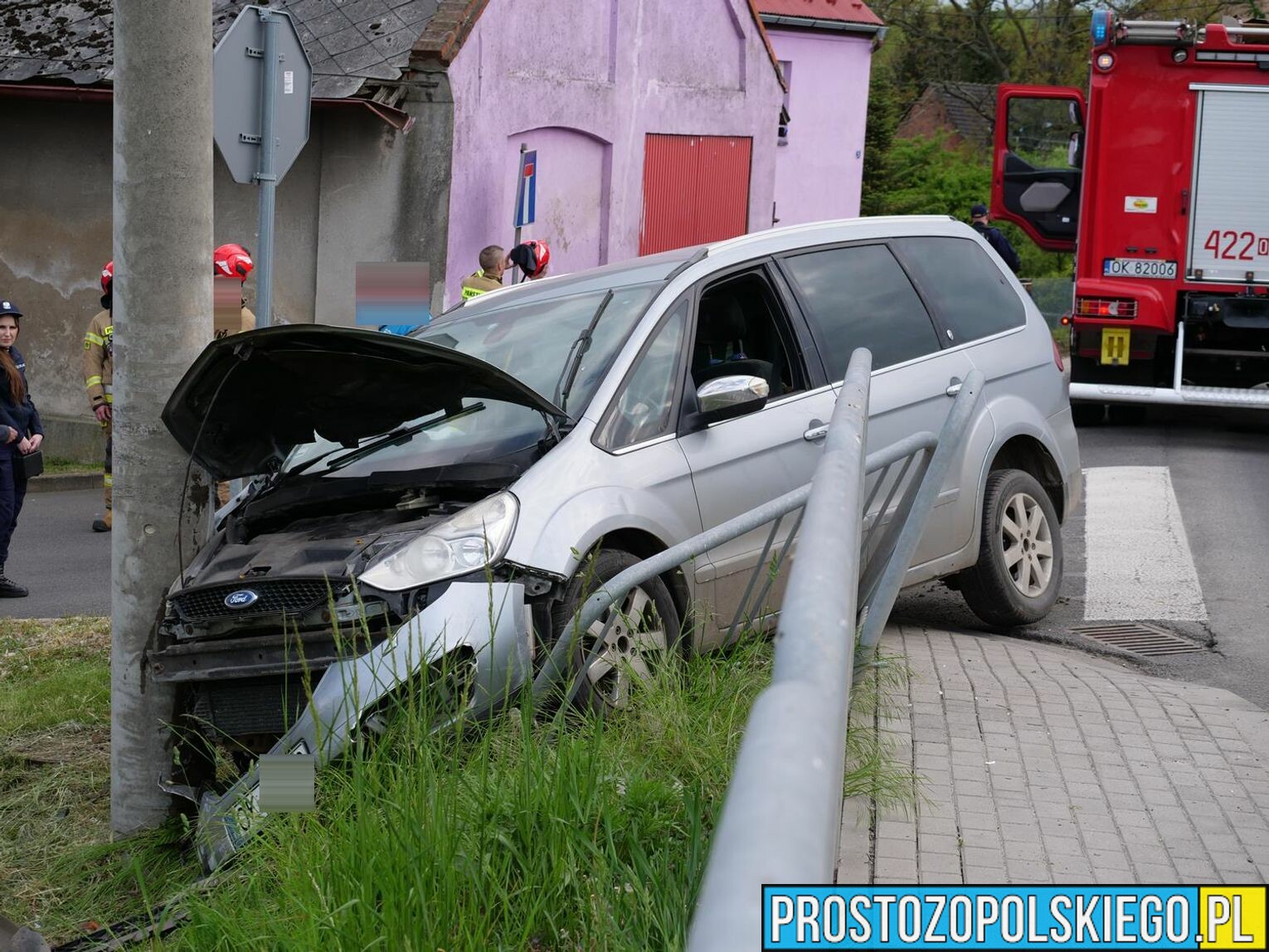 Kierująca autem straciła panowanie nad pojazdem i wjechała w betonowy słup w Pawłowiczkach.