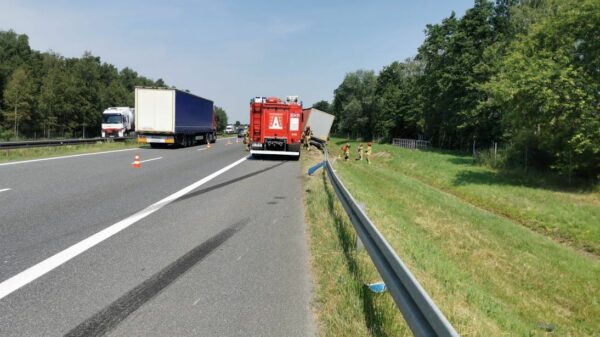 Ciężarówka po wystrzale opony wjechała w bariery na autostradzie A4.(Zdjęcia)