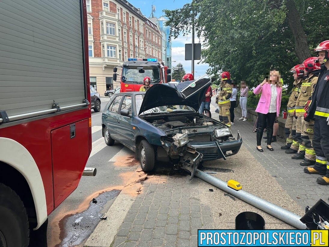 Opole: zderzenie autobusu ze skodą ,która wjechała w sygnalizator świetlny.