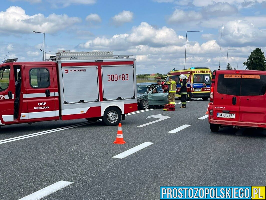 Czołowe zderzenie dwóch samochodów na DK46 w Bierdzanach.(Zdjęcia)